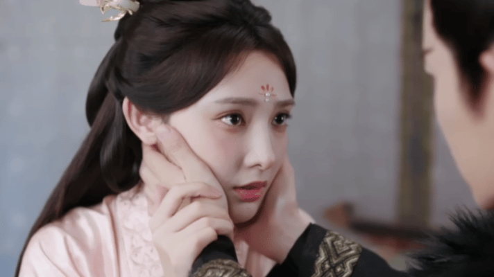 现在的观众真是火眼金睛 这都能注意到也是服了，这个镜头我们都是可以反复去看的，演