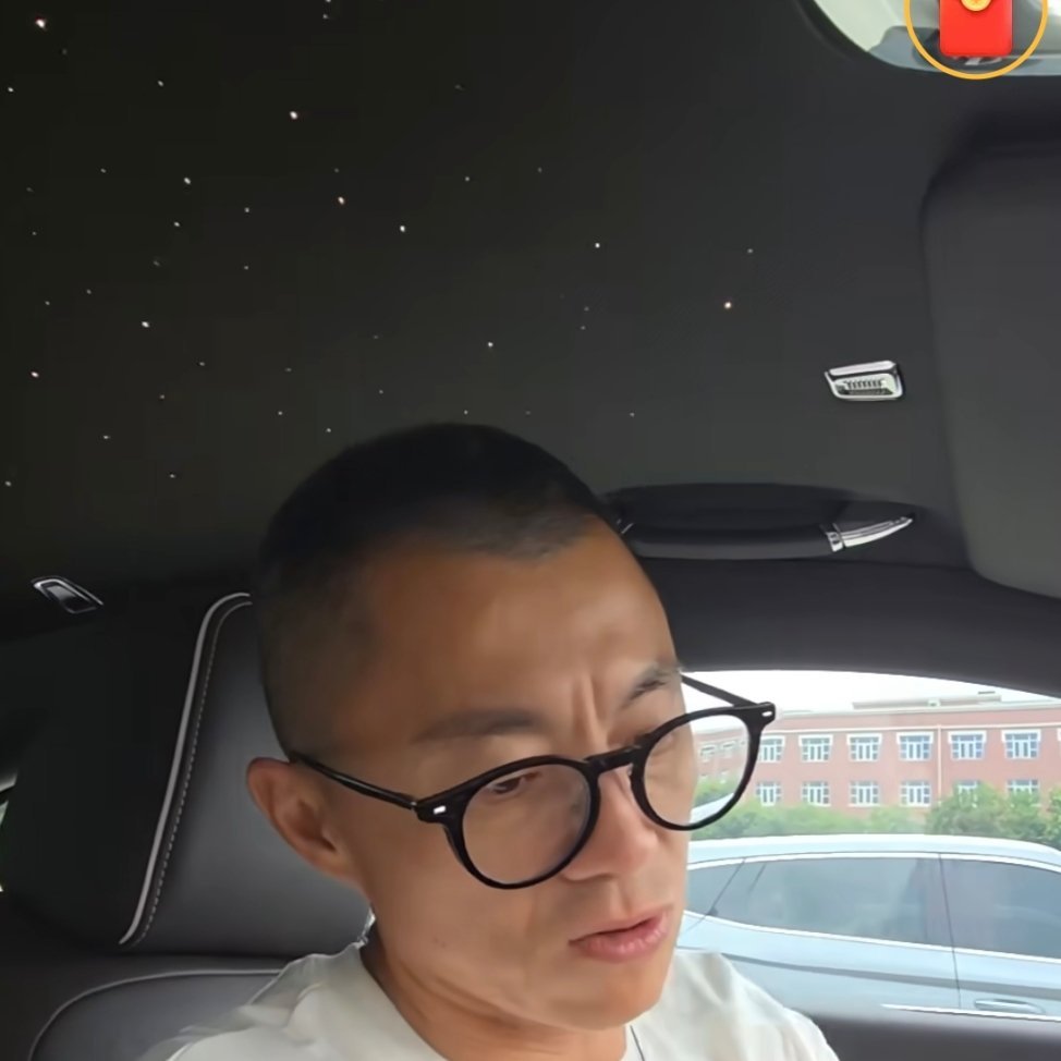 别人用星空顶多多少少有抄袭的嫌疑，所以陈震老师买了最低配不带星空顶，圆回来了。[