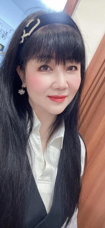 发现有些找年龄大的丈夫的女人，老的比较快。据说，高曙光比妻子大16岁，是不是没看
