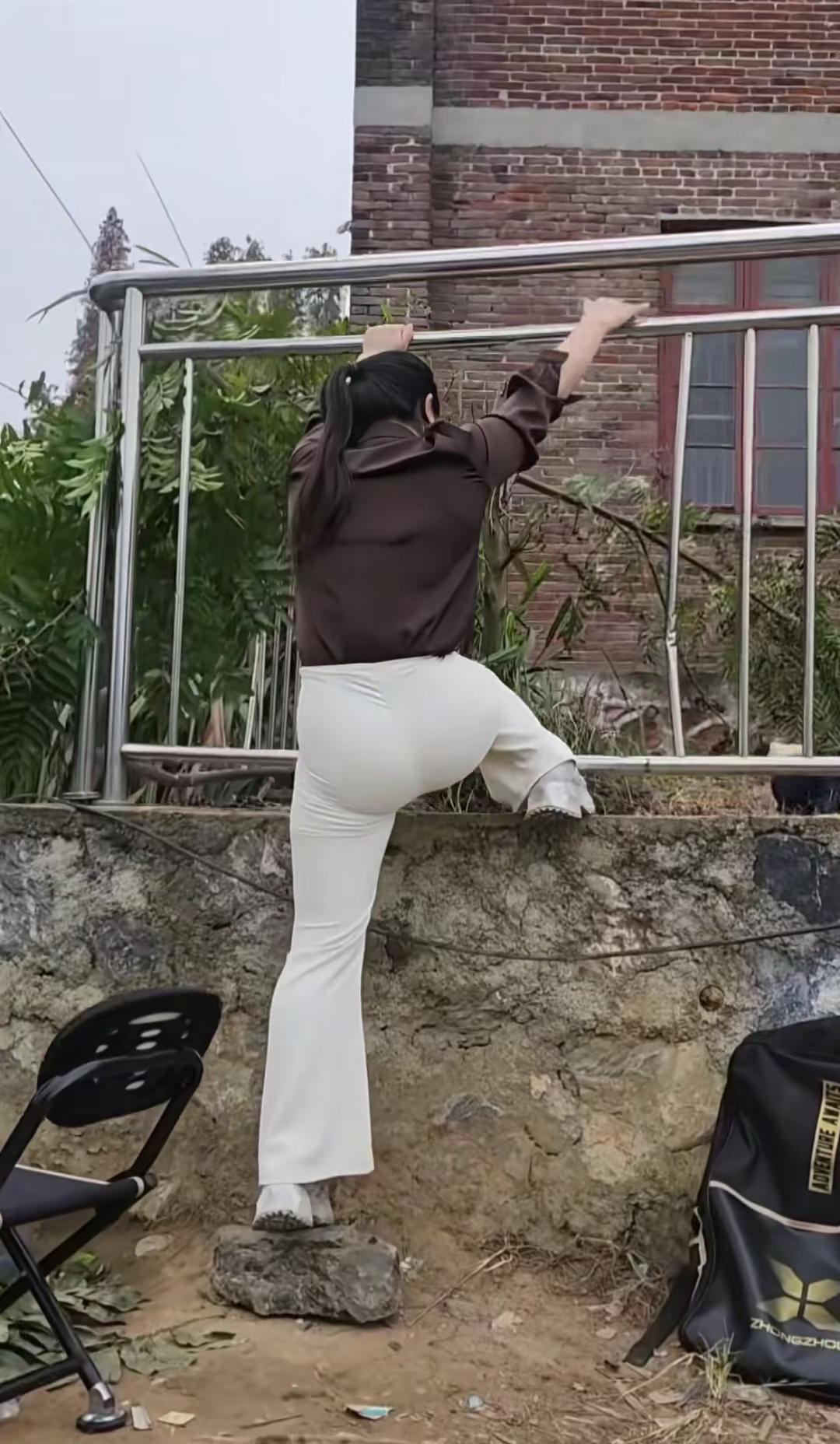 城市人控糖三年才发现：你戒错糖了。
那些扔掉的白砂糖包装袋，可能比甘蔗渣还不健康