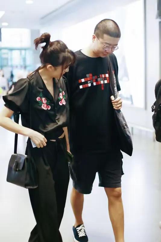 李诞可真厉害啊！躲过封杀还能赚钱。

去年笑果被罚，他风评也差，还有私生活黑料。