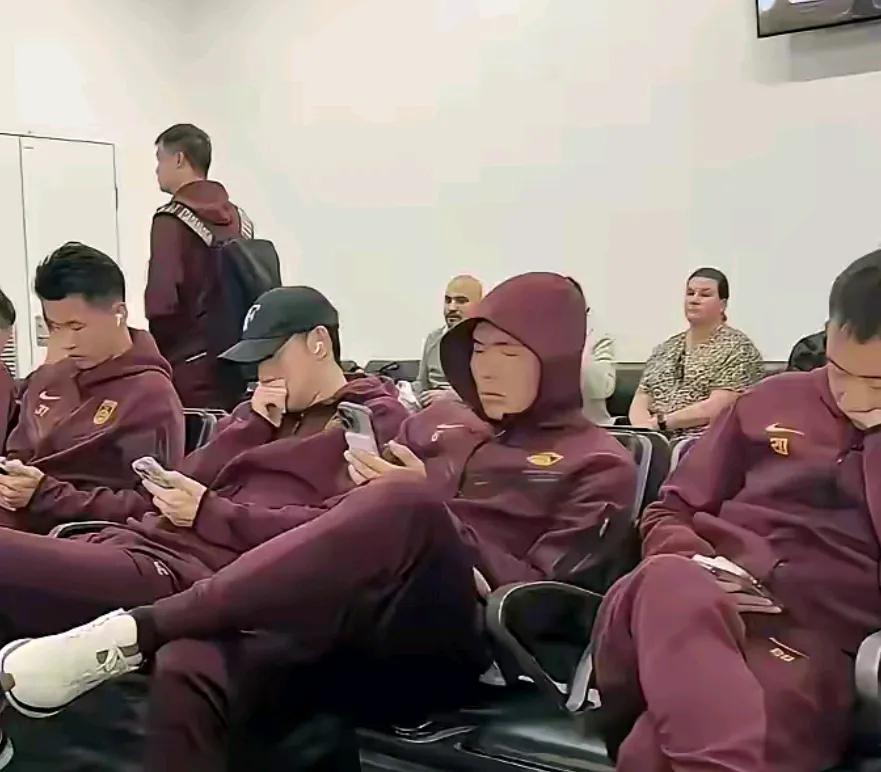 中国足球队让人眼前一亮，领先澳大利亚一球，本以为扬眉吐气的时候到了。最后我气的把