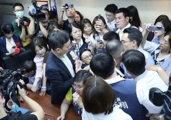 蓝控钟佳滨、黄捷“孤男寡女”躲会议室　“做什么奇怪的事？”

台立院上周排审“选