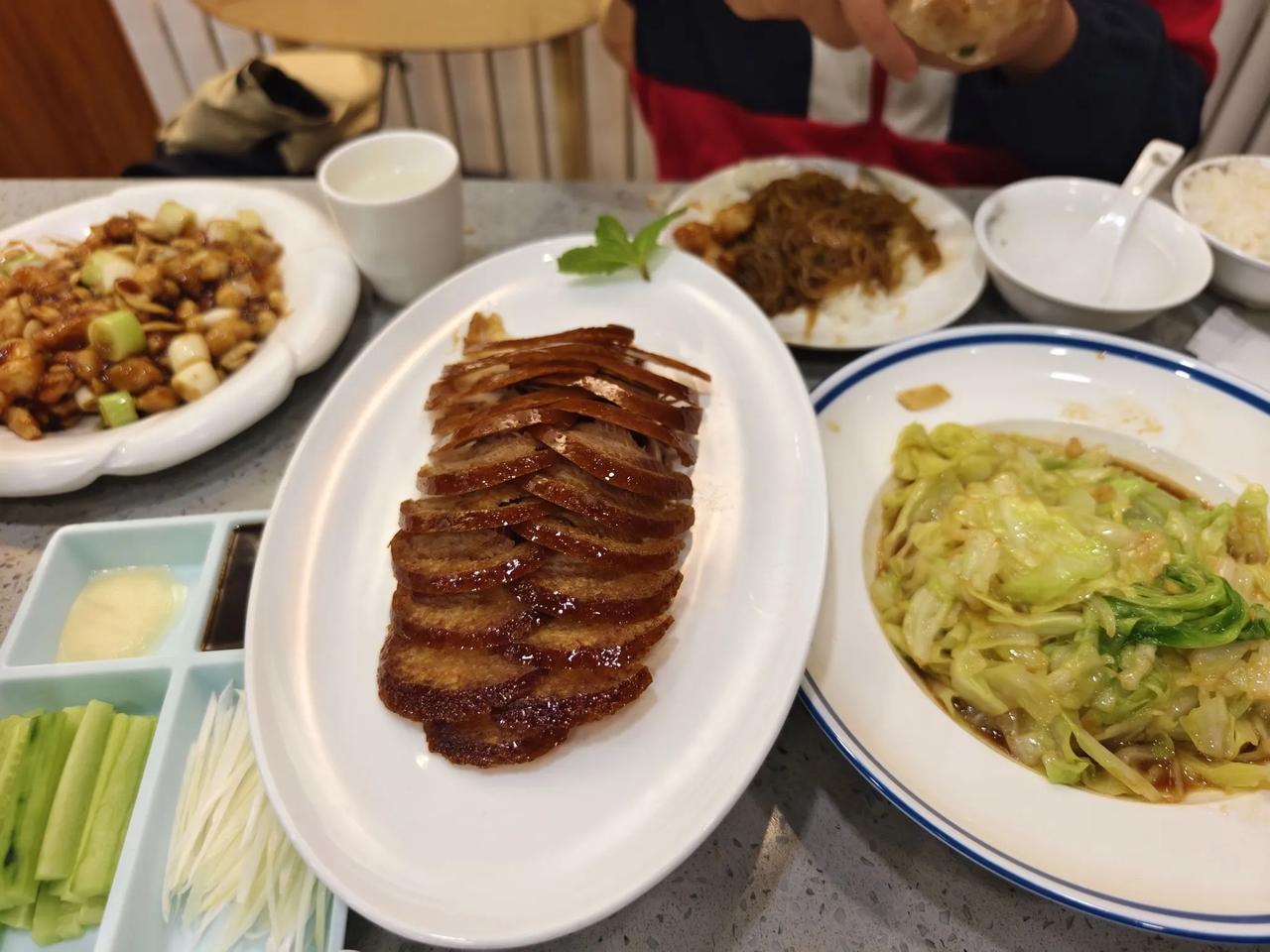 吃上一顿烤得外酥里嫩的烤鸭，给新年带来新的气象，给新年带来好运。你们喜欢吃烤鸭卷
