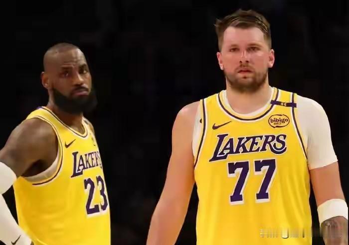 现在讨厌东契奇打球的人越来越多了，3点原因:
1. “没完没了”地抱怨裁判，这是