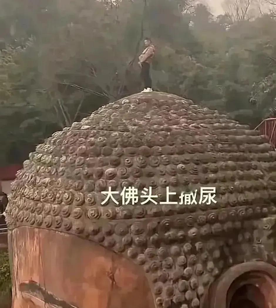 我的天！这家伙太疯狂了…
缺乏最基本的敬畏之心和最起码的教养！！
这让佛祖情何以