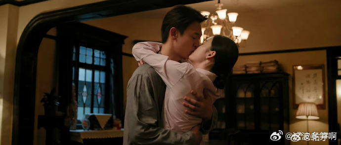 姐姐姐夫原著是双向暗恋《纯真年代的爱情》原著番外，瞿桦在学生时代便暗恋方穆静，“