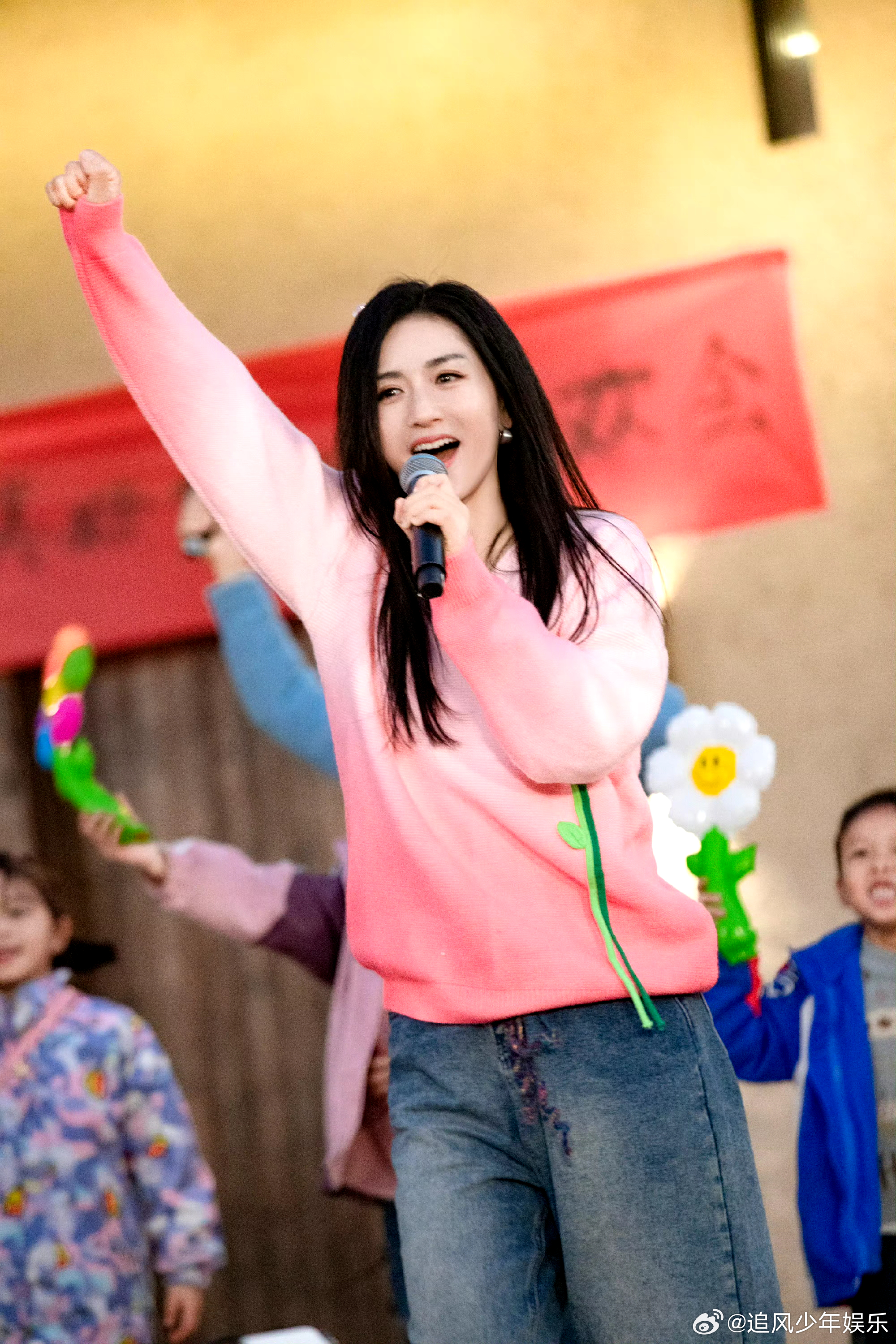 王鹤棣对谢娜说奉陪到底双11疯狂好六夜 王鹤棣谢娜的舞林对决，从高铁上的逗趣互动