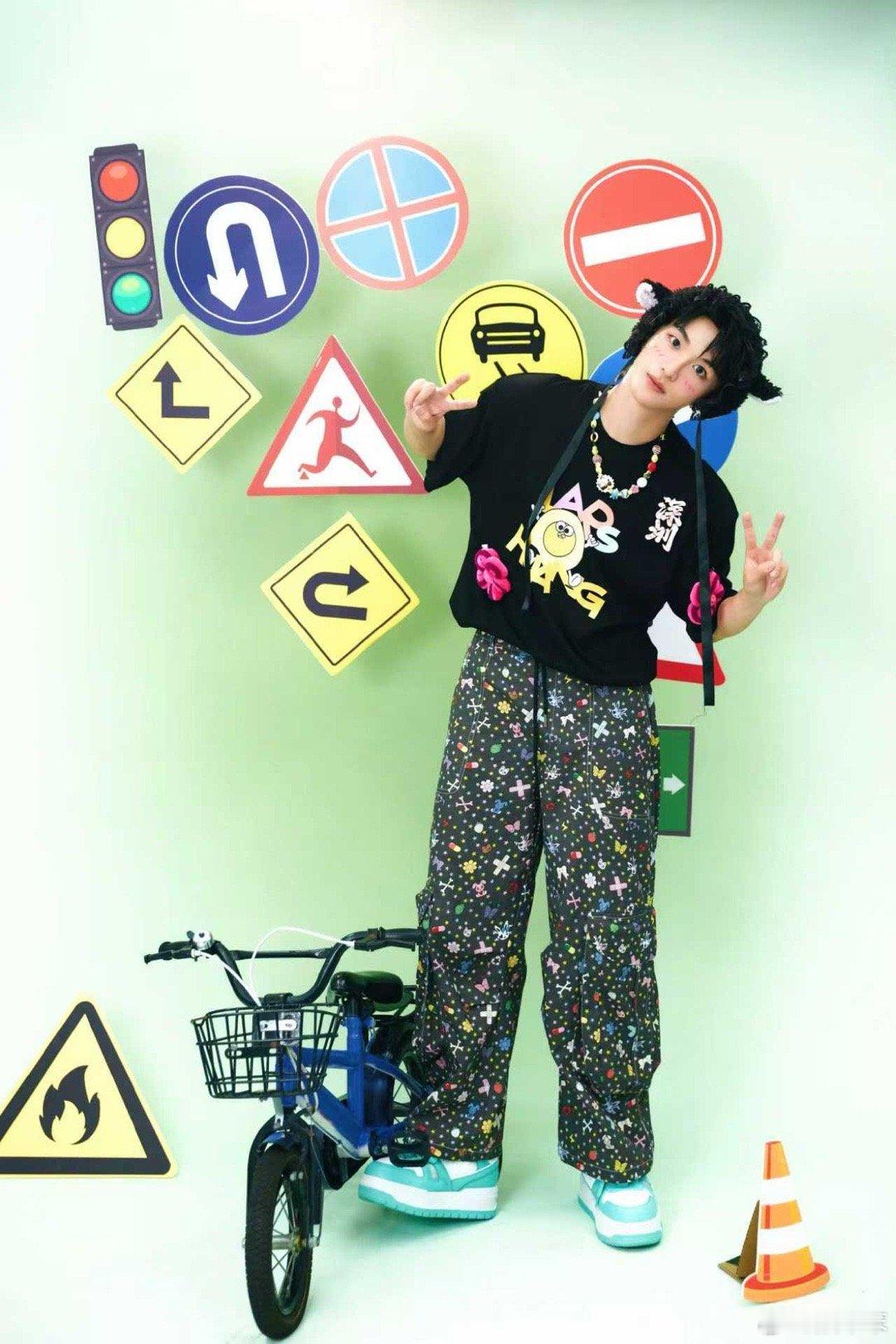 黄子弘凡你自己就是一个小手办 ！黄子瞧着妹妹喊“小手办”，自己却忘了镜子里那同样