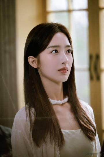 邓恩熙顶级白开水淡颜 眉眼如画，气质清新，她的美让人不禁放慢脚步。她不需要张扬，