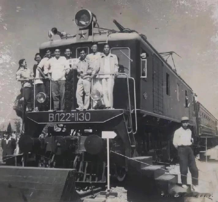 1951年的苏联列车。
当年火车 锈迹斑斑的列车 走街串巷的火车 走上路上的火车