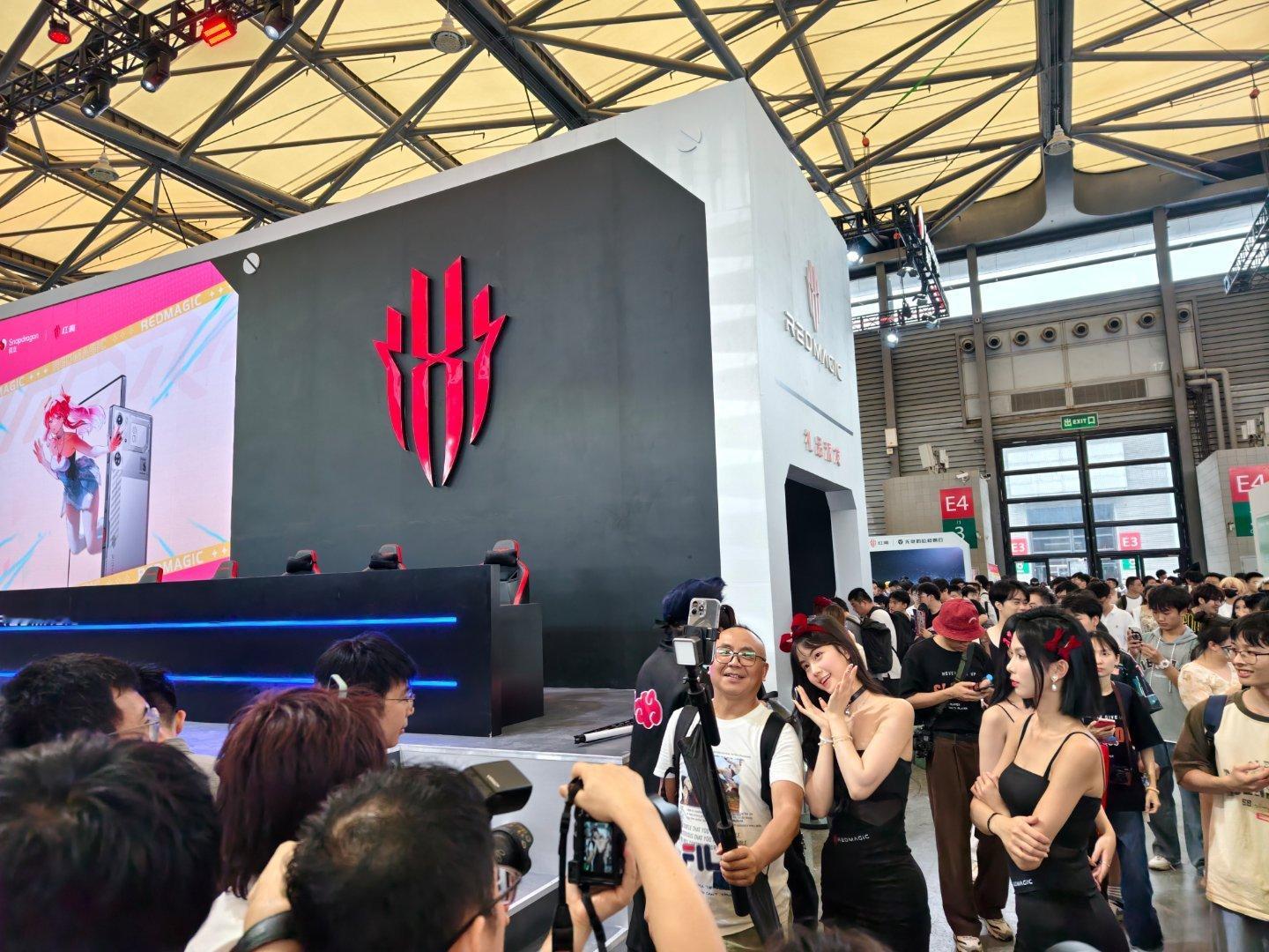 手机没电了怎么办？大家来 E4 红魔展台！打卡 ChinaJoy 第二站：红魔在