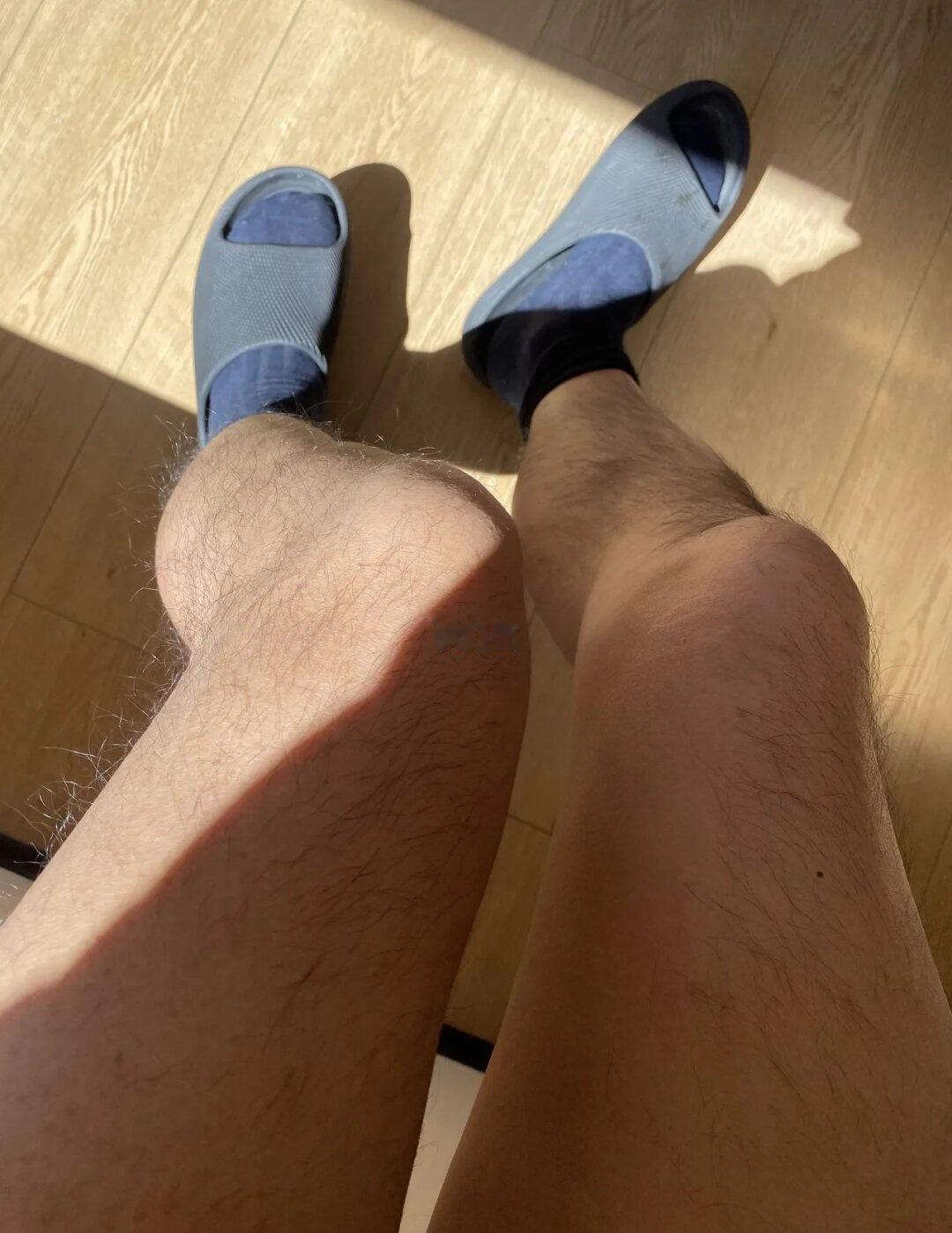 自带毛裤抖腿晒太阳 练腿