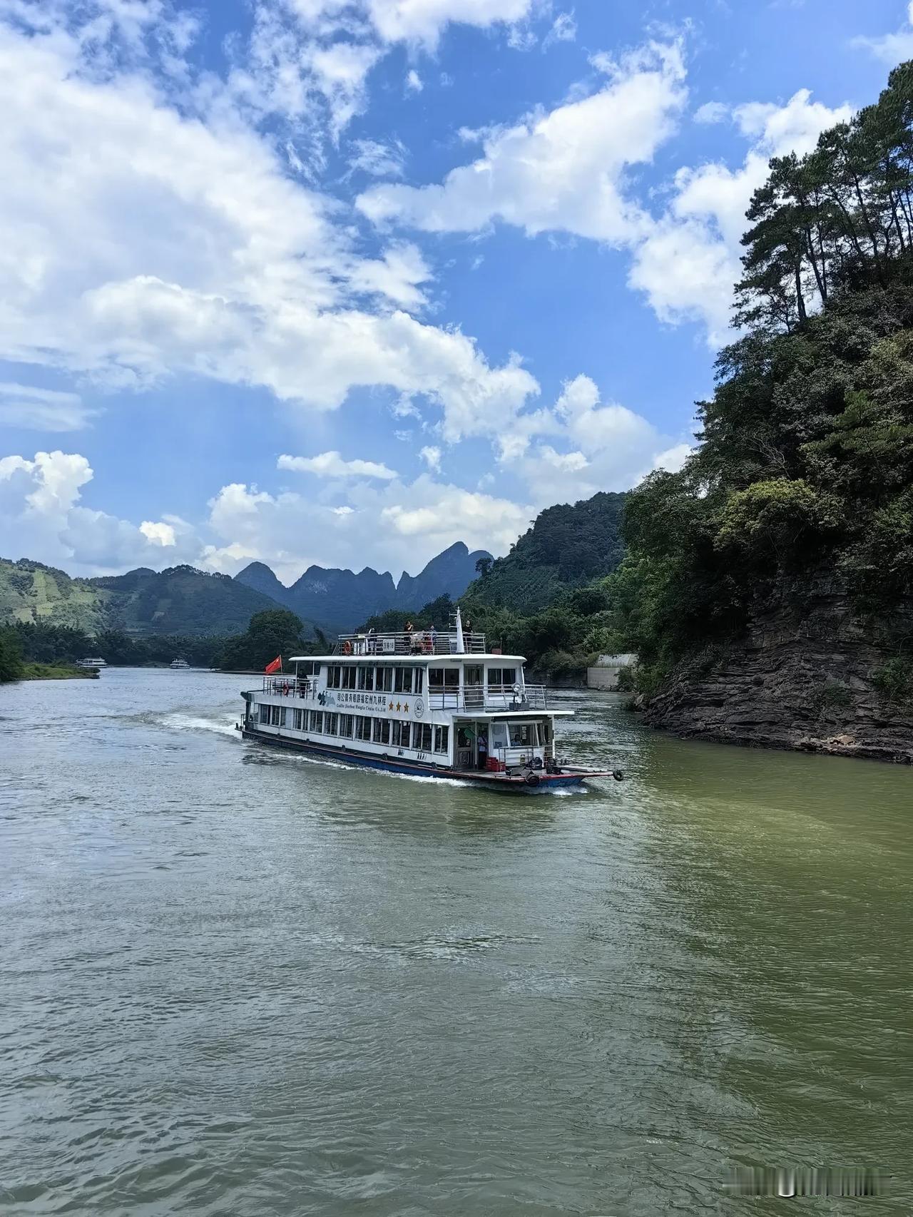 这漓江上的游轮可真多，可以说是川流不息。

不过对船舶知识不太明白。

游轮有时