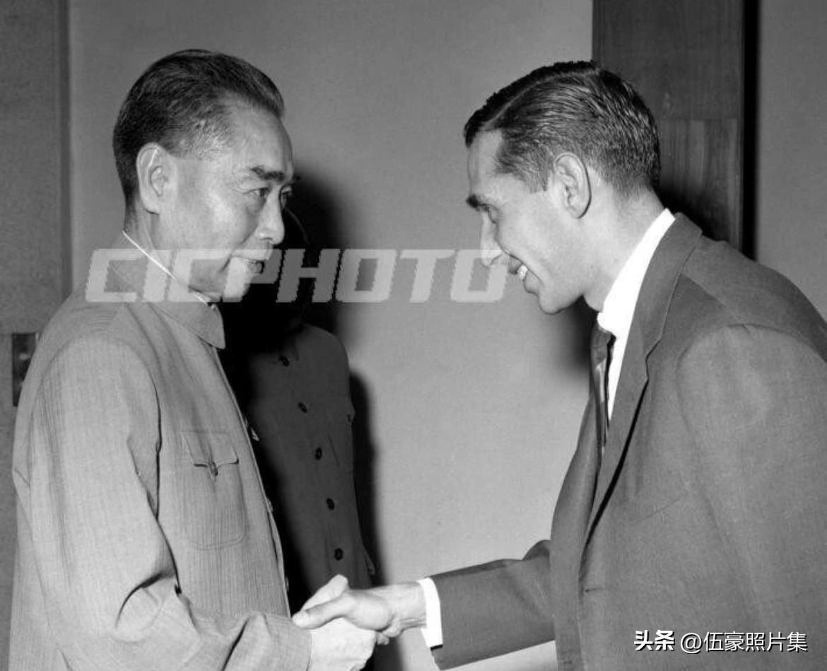 【周总理历史上的今天——6月27日】
1964年6月27日周恩来总理在人民大会堂