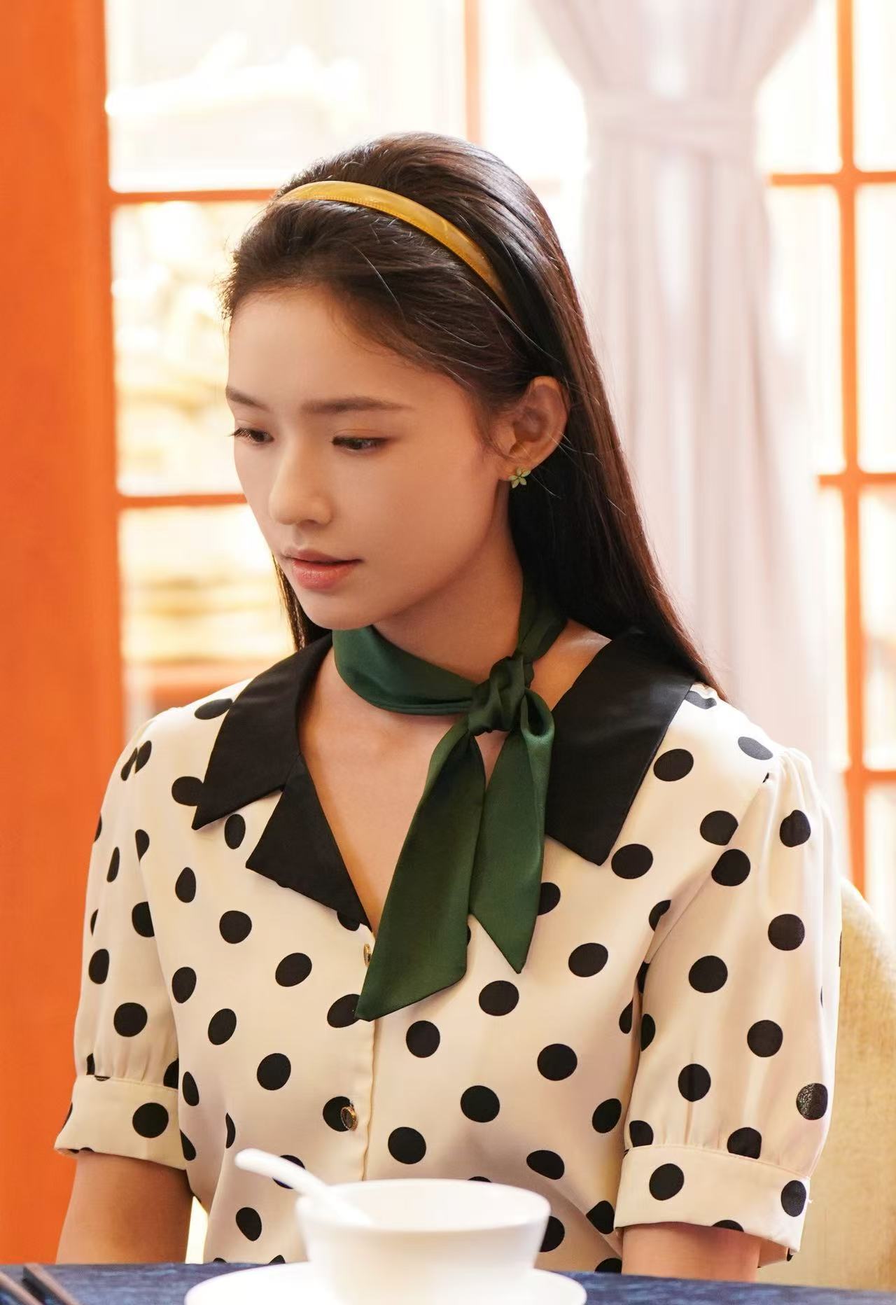 林允跳舞镜头 林允《冬去春来》跳舞片段太有感觉！黄玫瑰上衣配牛仔，干净清爽满是灵