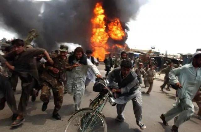 #美军对伊拉克多地发动空袭#“美国对这些国家的干涉造成了可怕灾难，其破坏程度是大