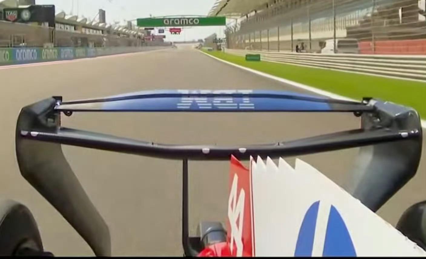 法拉利的翻转尾翼（副翼）并非行业首创，2002年的F3000国际锦标赛，巴西石油