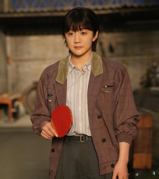 我严重怀疑陈梦客串《小城大事》  
不是真想演戏，  
也不是蹭表哥黄晓明热度，