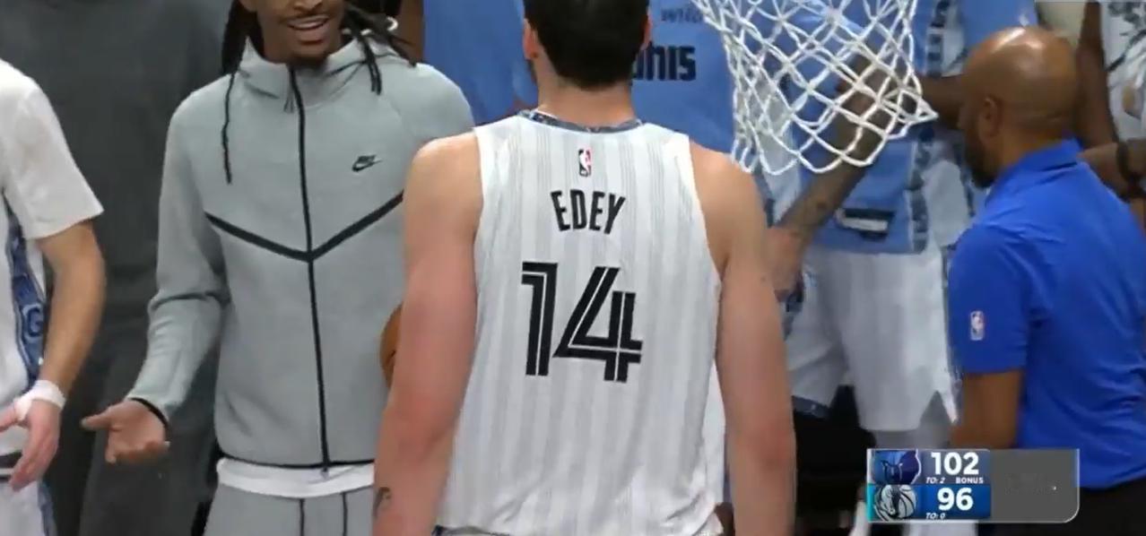 25-26赛季nba常规赛，灰熊102-96击败独行侠，末节独行侠队的汤普森投丢