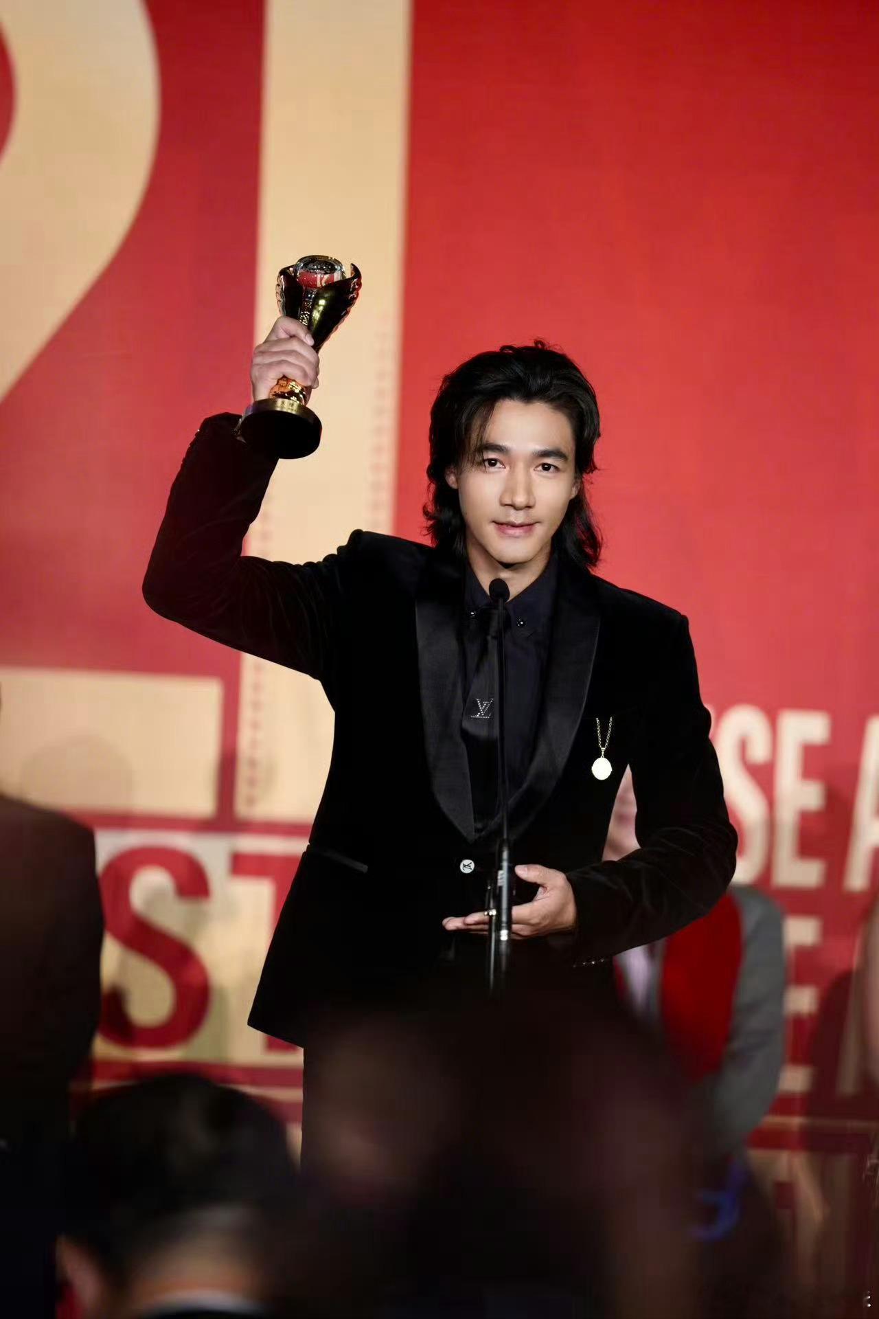 此沙再帅也不耽误搞笑 谁能拒绝又帅又会整活的实力派！此沙斩获荣誉的模样帅得让人移