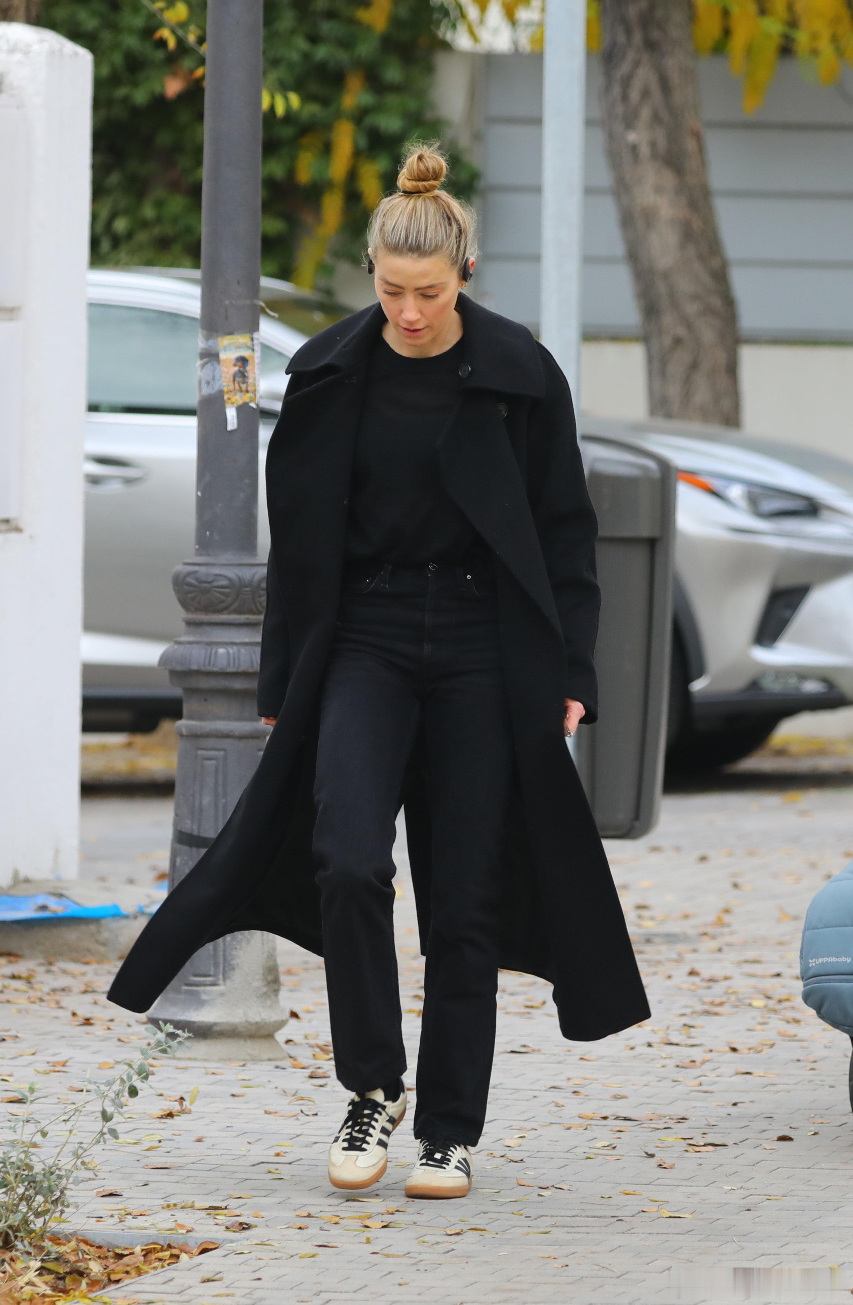 amber heard艾梅伯希尔德在马德里外出，和保姆带着一对双胞套儿女前往一私