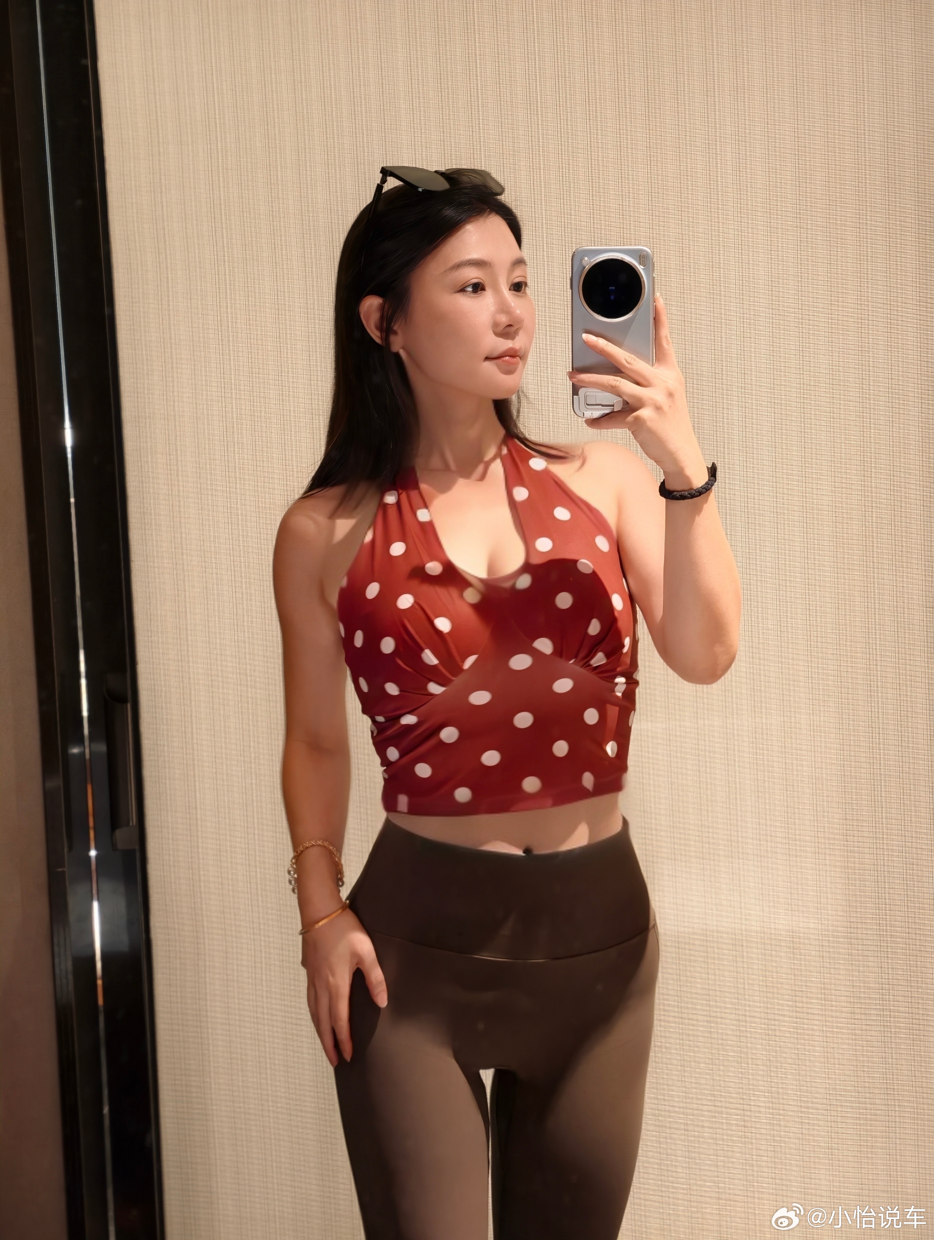 新买的运动上衣是不是有点显黑呀？