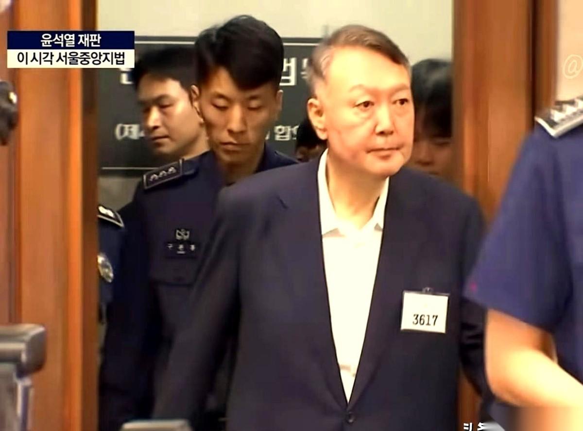 3617。
这四个数字，像个烙印，钉在他那身西装的左胸上。
他现在，就叫这个。