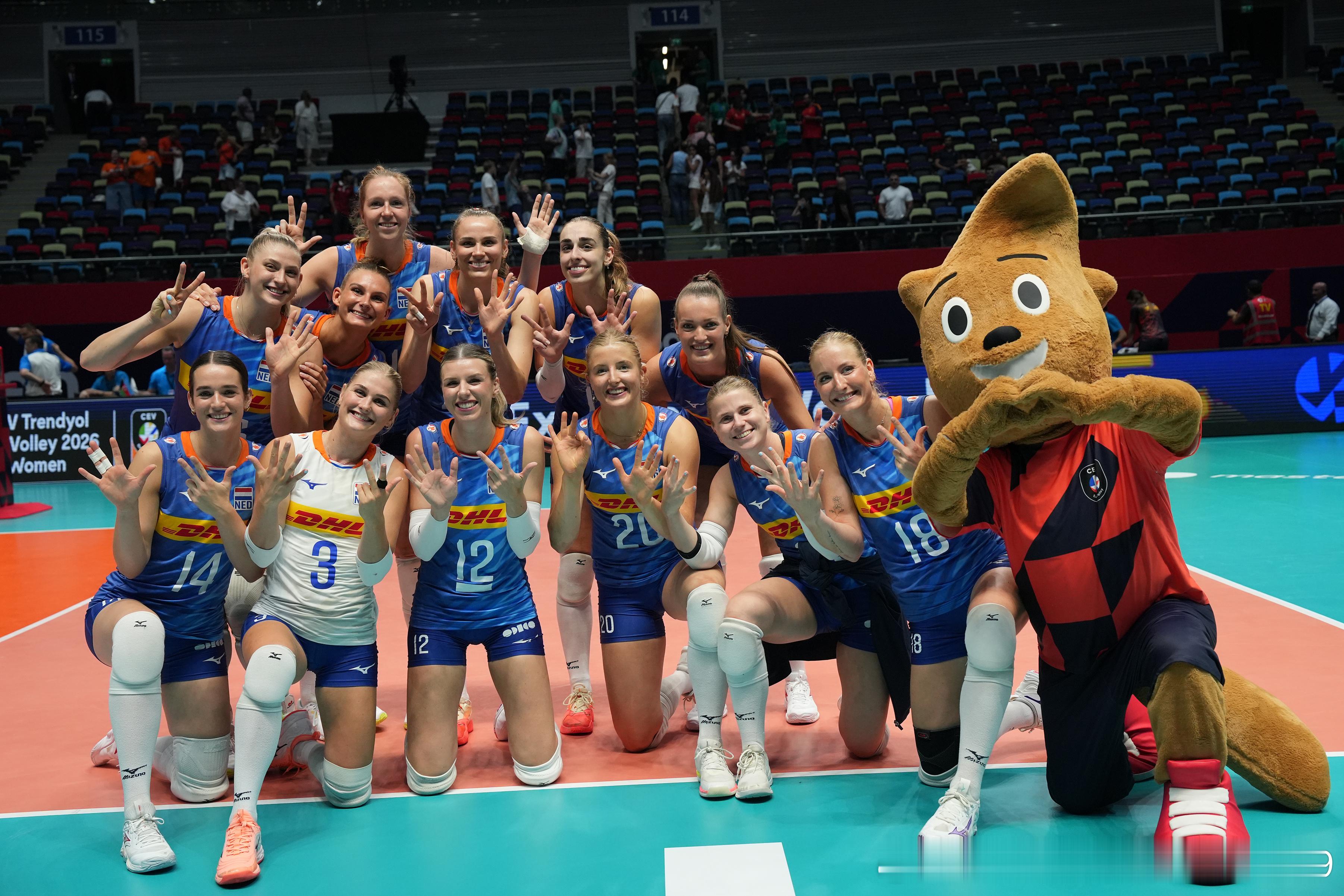 【女排欧锦赛】C组第五日赛果：🇧🇪比利时3-0🇷🇴罗马尼亚（25-21,