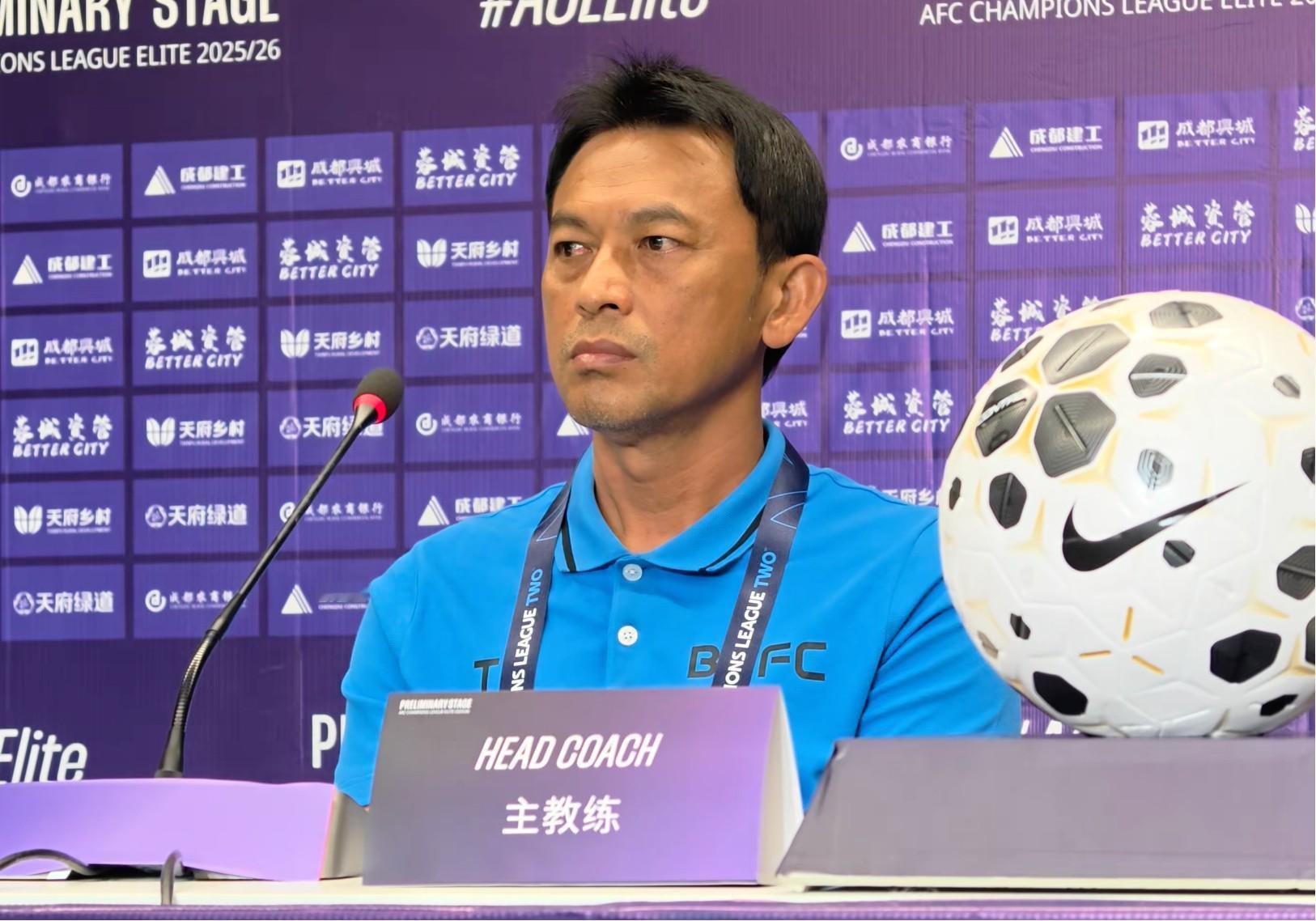 成都蓉城vs曼谷联 8月11日，曼谷联主帅托差他旺和球员迪拉西出席了对阵成都蓉城