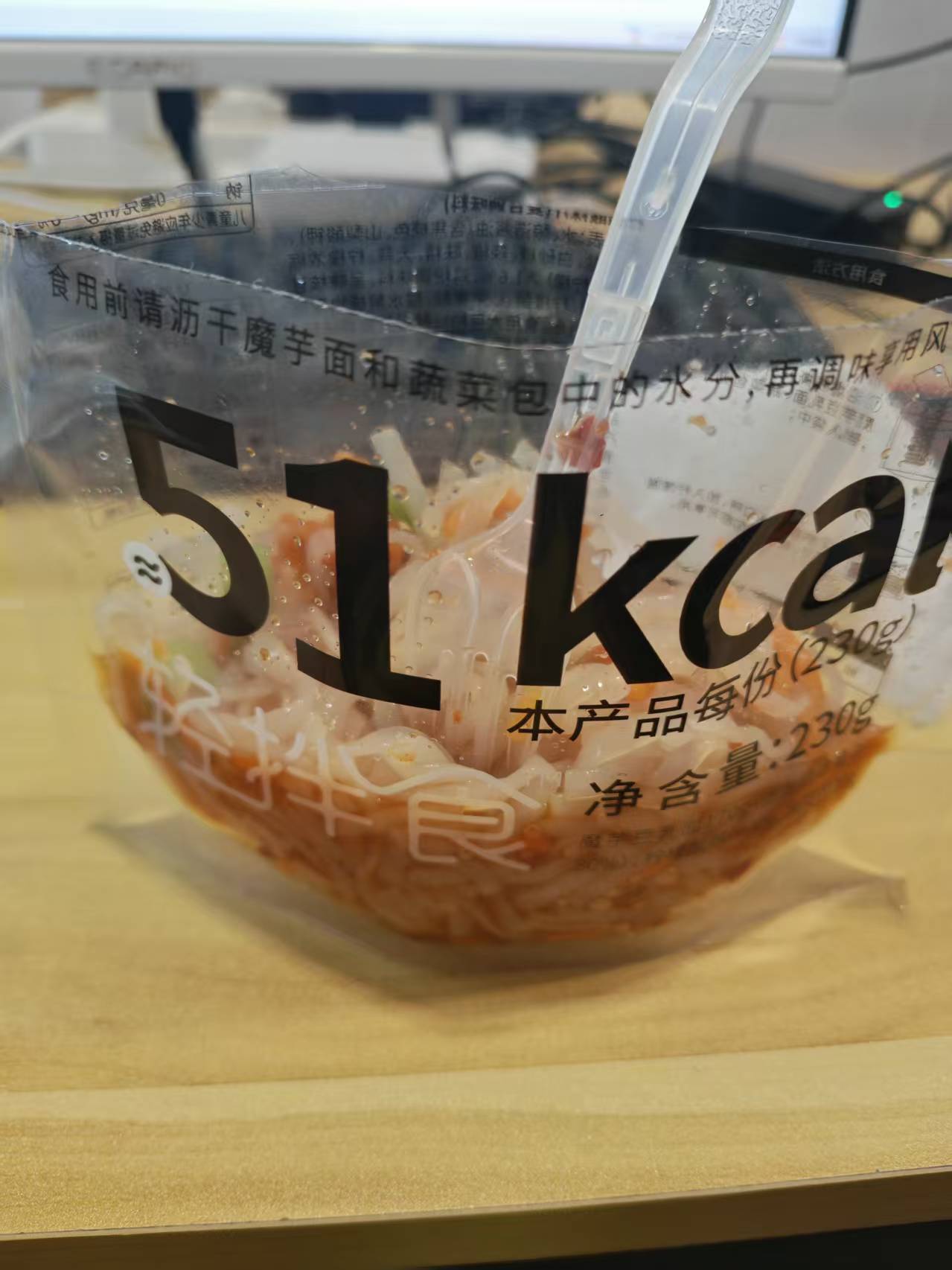 好想来测评食光说魔芋拌面，快捷方便，包装袋当碗，加上调料就可以食用，量小低卡，酸