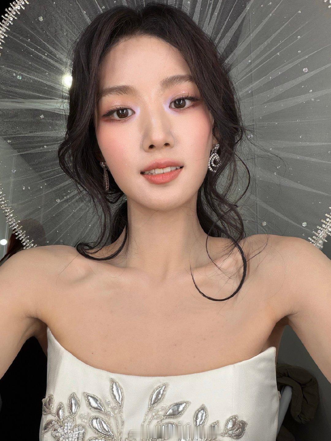 卢昱晓在内场不敢拿起手机卢昱晓为了表情包学会AI做图 为了“宠爱”小外星人表情包