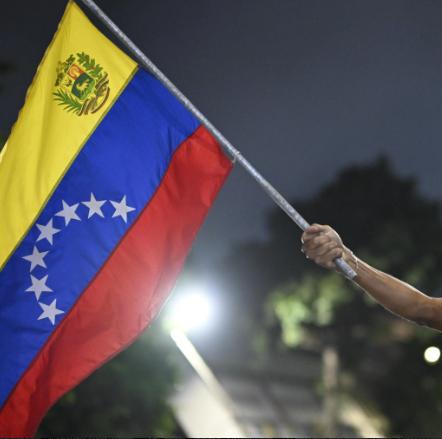 三个月前，委内瑞拉的街头像开了嘉年华。

大家挥着国旗、唱着歌，以为“独裁者倒台