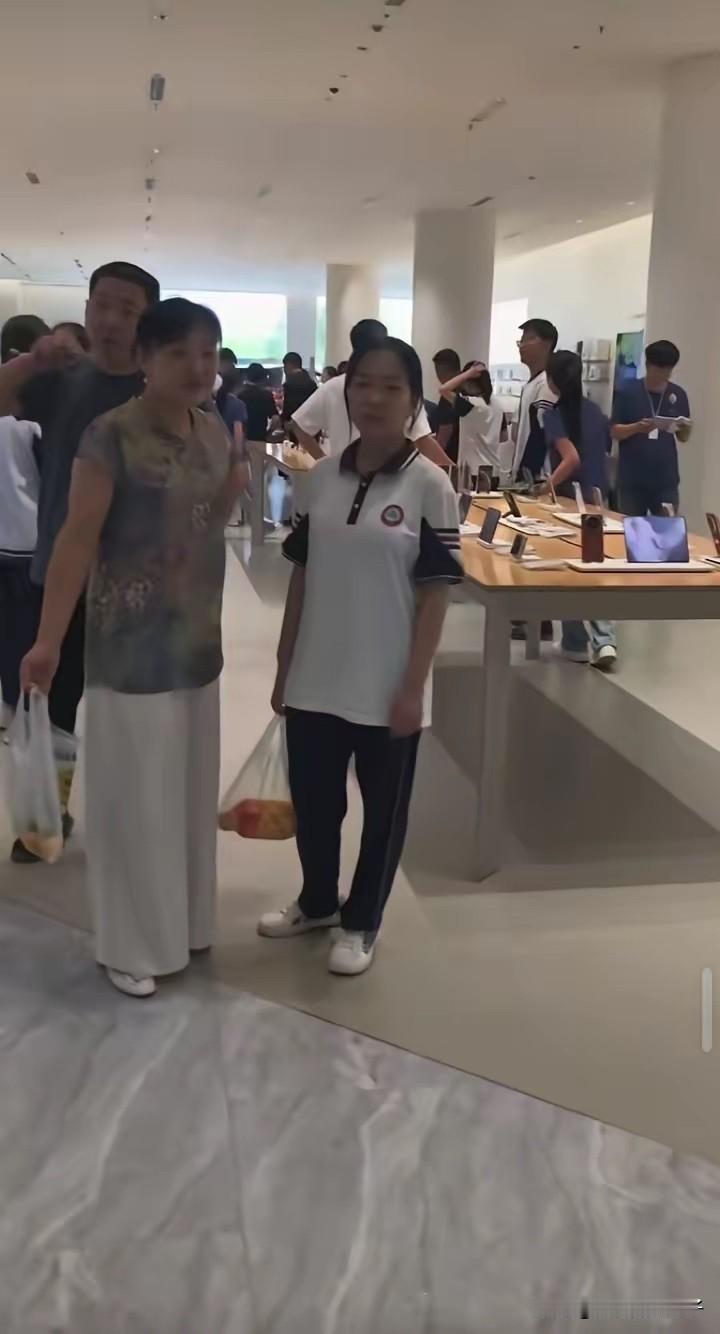 高考生已经“包围”华为店！

我大伯的儿子，昨天刚参加完高考，今天就拉着我大伯，