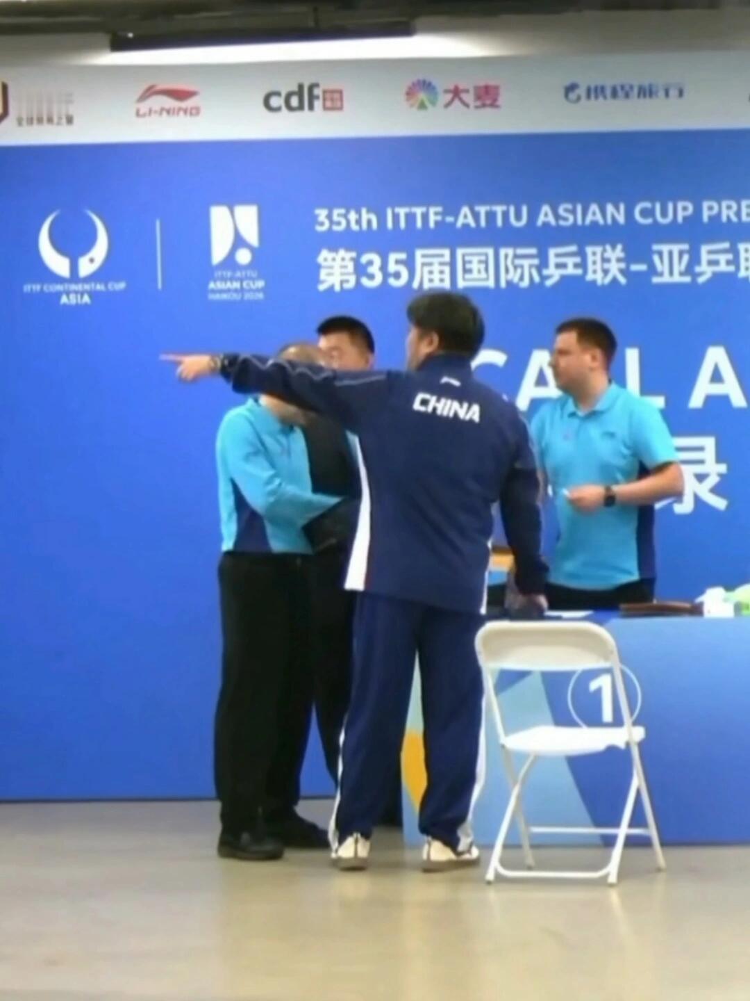 王楚钦的主管教练，背面看好壮，有气势！
亲自给送拍子，很细心，踏实的教练，亲力亲