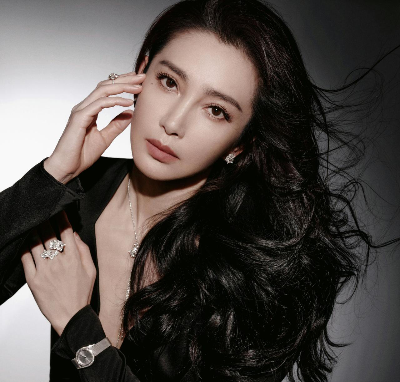 52岁的李冰冰现身伯爵珠宝活动，一袭黑色深V绸缎裙惊艳全场！修身剪裁勾勒出玲珑曲