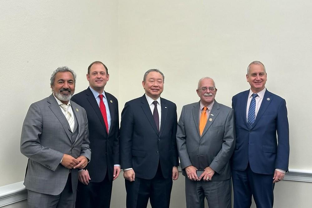 台湾地区选后首批美国议员抵台窜访。据台媒报道，美国国会一个跨党派代表团24日已抵