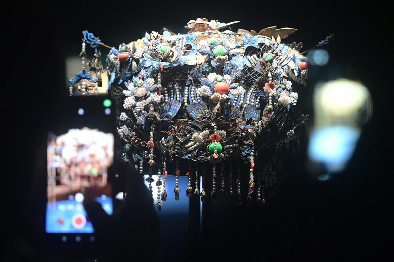 贵州深山工作室里，90后姑娘月月用国家级非遗点翠工艺打造出的“点翠大蟑螂”火了！