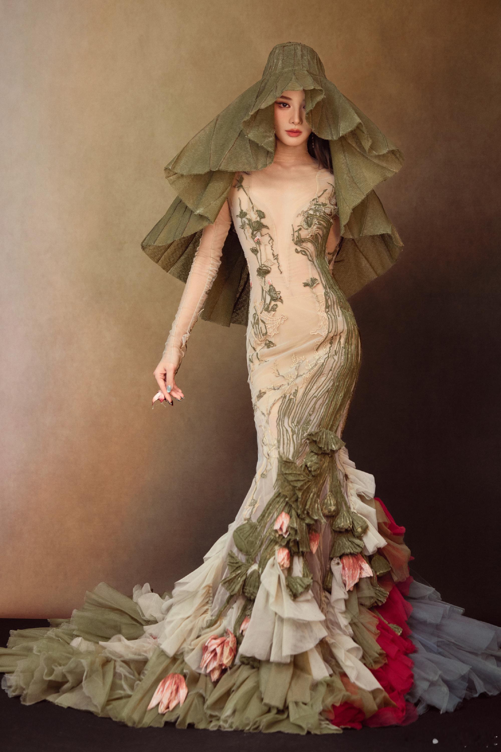 彭小苒深V开到肚脐 深V开到肚脐的肤色连体裙，彭小苒穿上后，露而不艳，优雅中透着