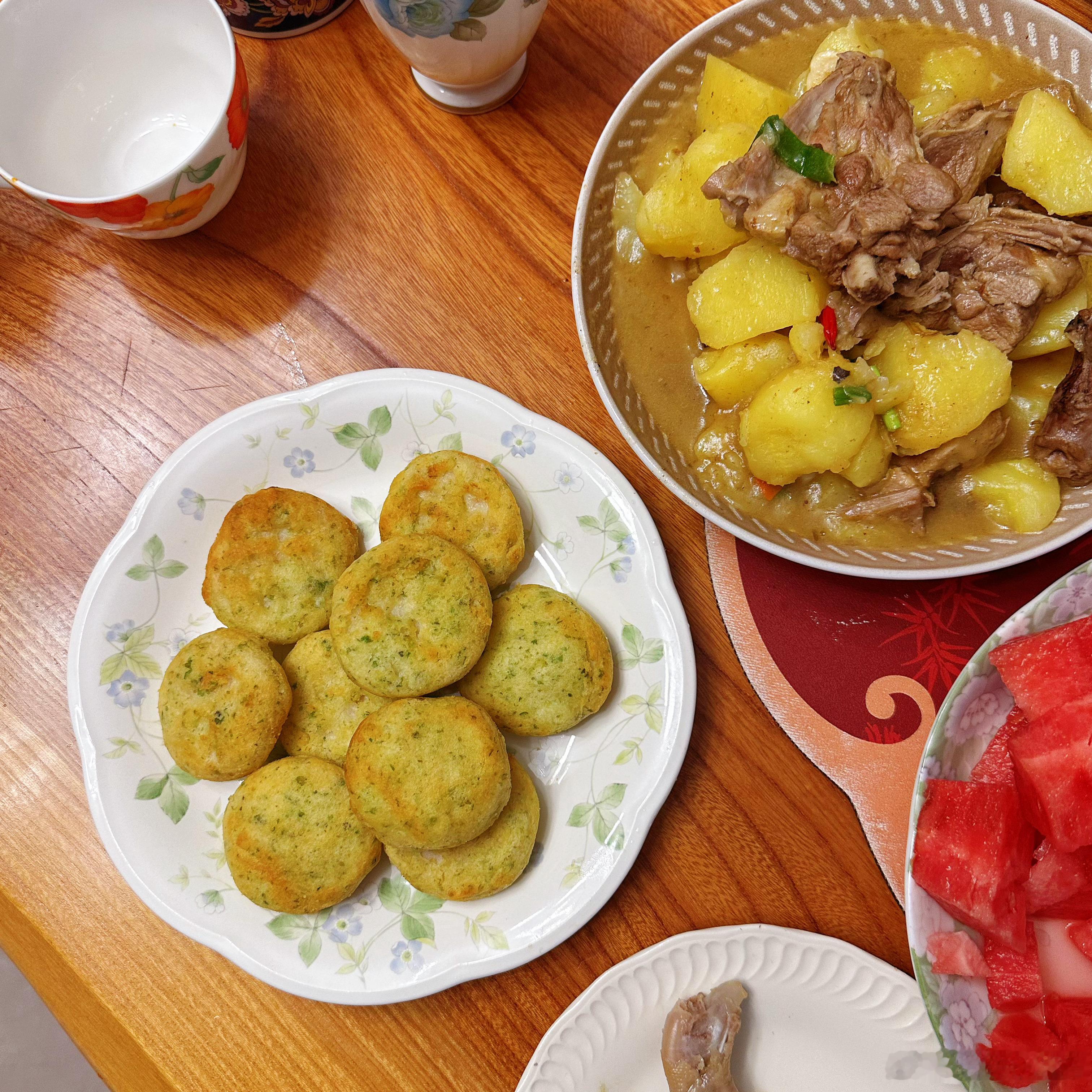 中午烤肉吃的饱，晚上就简单吃点儿。半只鸭炖了俩土豆，几个虾饼，凑合凑合有一天随手