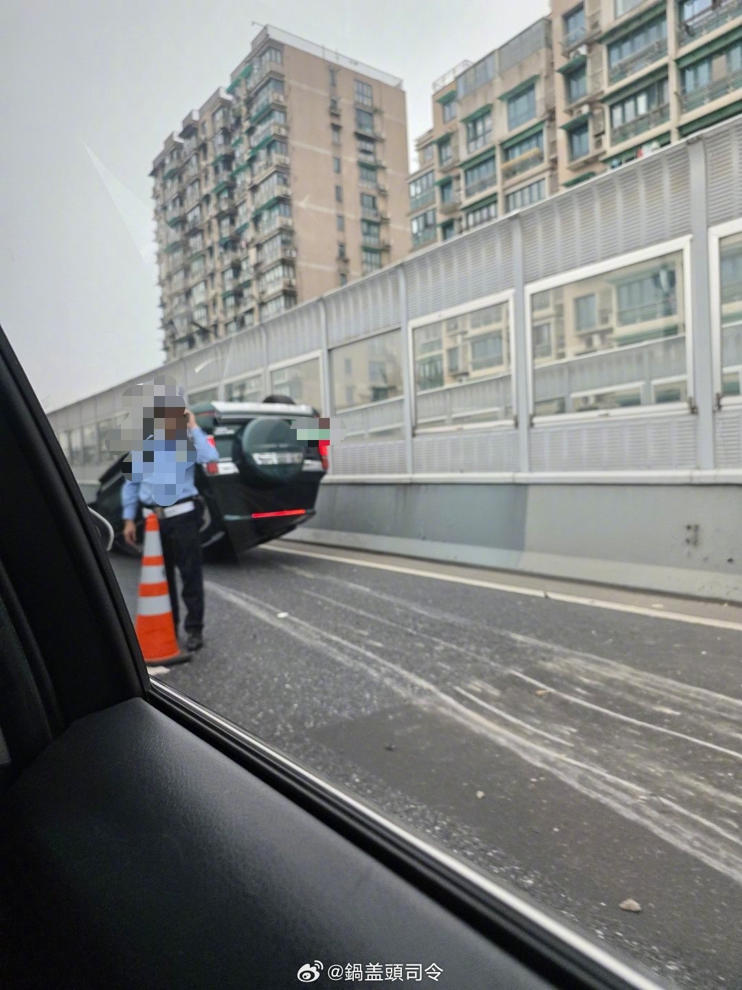 今天在杭州路遇堵车，后来发现是有一辆车撞在匝道中间柱子上，柱子上水泥都撞飞了，车