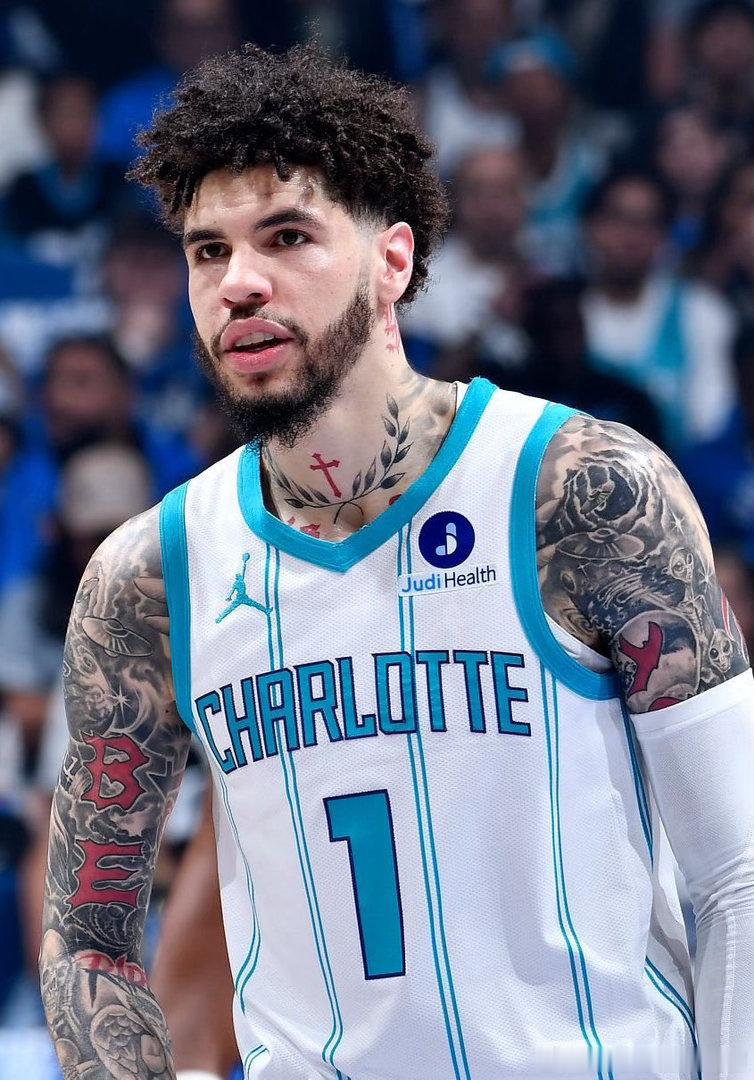NBA  【雄鹿队加入拉梅洛·鲍尔争夺战，多支球队表达交易意向】据知名篮球记者马