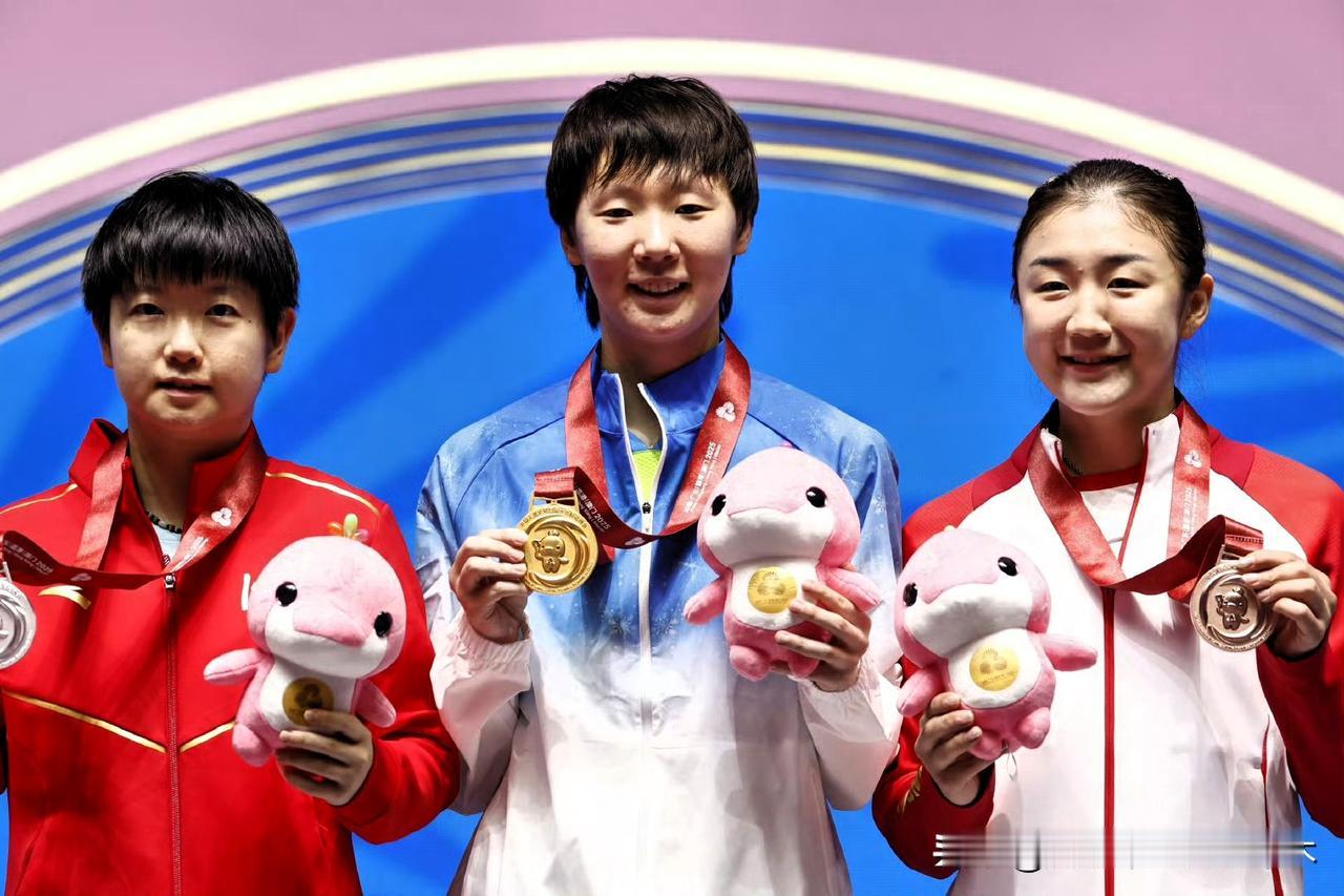 大满贯的路上全是姐妹的“腿”！
陈梦是奥运会卫冕女单冠军！但缺世乒赛、全运会女单