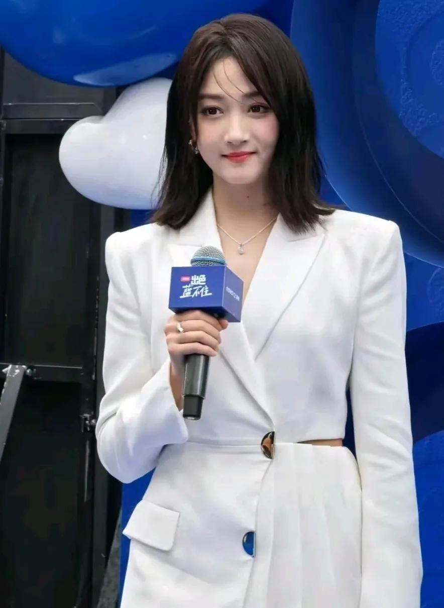 关晓彤换发型了
这个短发造型真好看
她终于找到正确的打开方式了
成熟气质中带几分