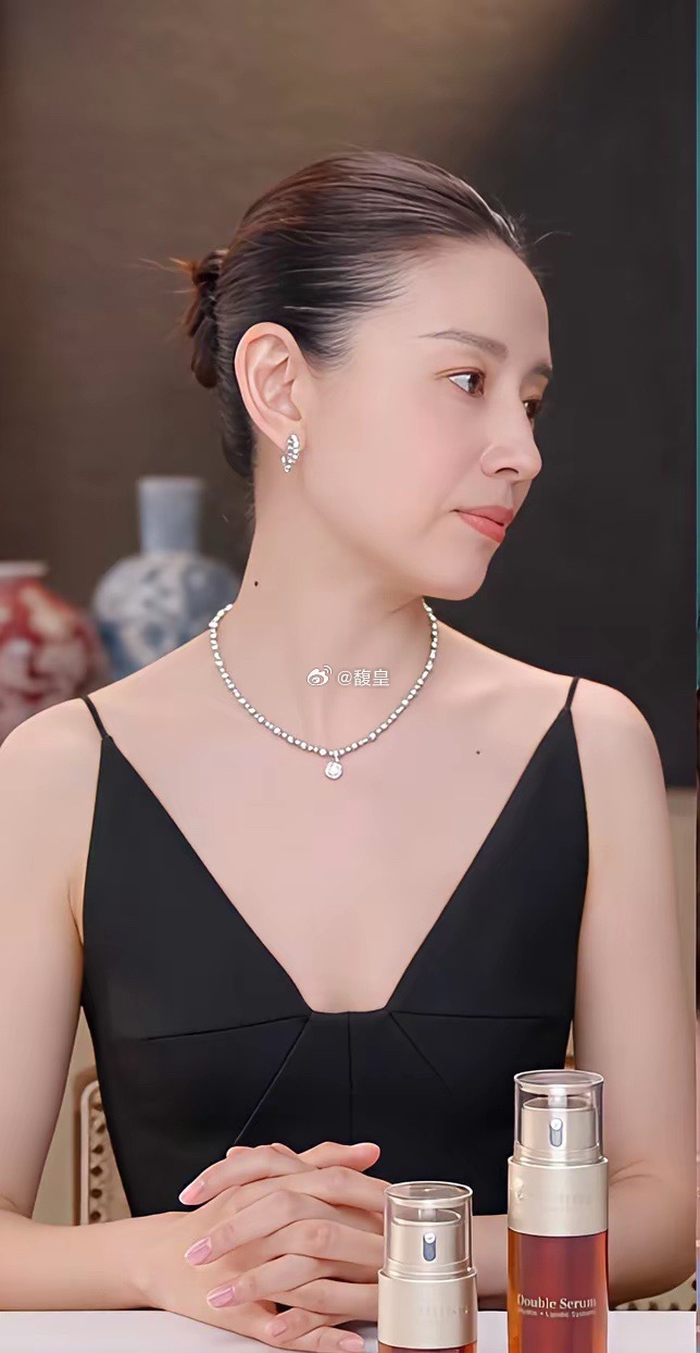 不得不承认董洁的骨相是真的好，就算梳大光明发型，侧脸轮廓依旧很出彩。 