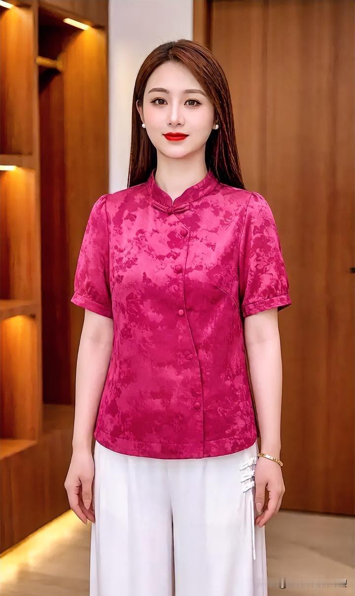 玫红暗纹流转东方雅韵，立领轻系温婉从容。她白衣相映，眉眼含笑，于木质暖光中静立，