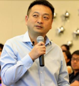 为了鼓励大家多生娃，人口专家梁建章曾提出了一个大胆的方案：一孩家庭每个月补贴10