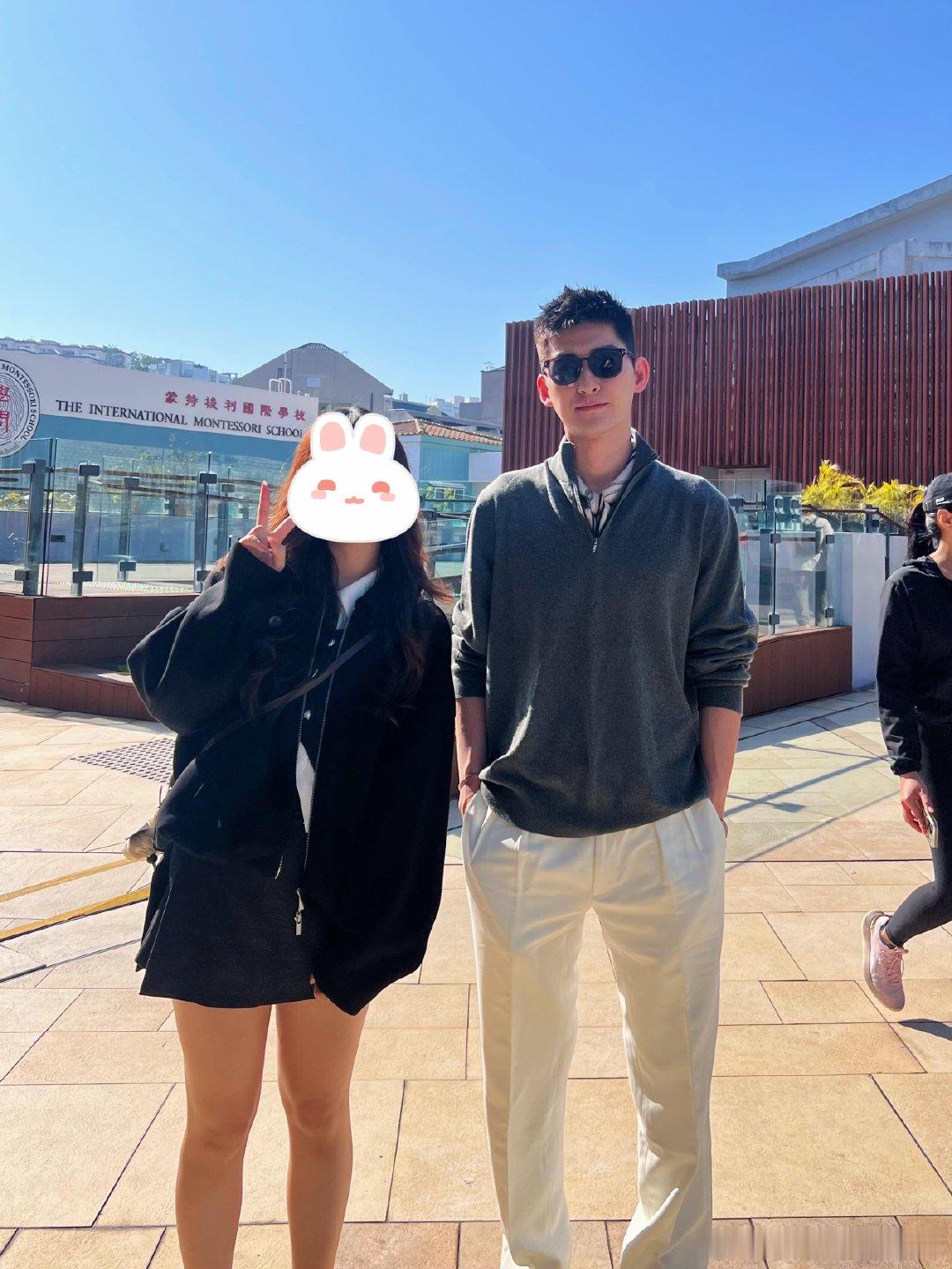 香港偶遇张翰香港街头偶遇张翰 香港街头偶遇张翰，身形挺拔，身材管理做得挺好的 