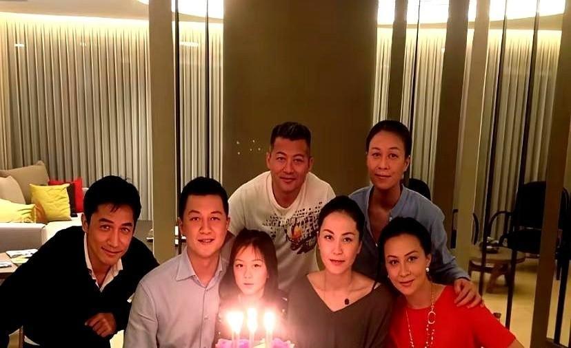 李亚鹏和王菲2013年同步发博“夫妻缘尽”，八年的“神仙眷侣”就此散伙。
200