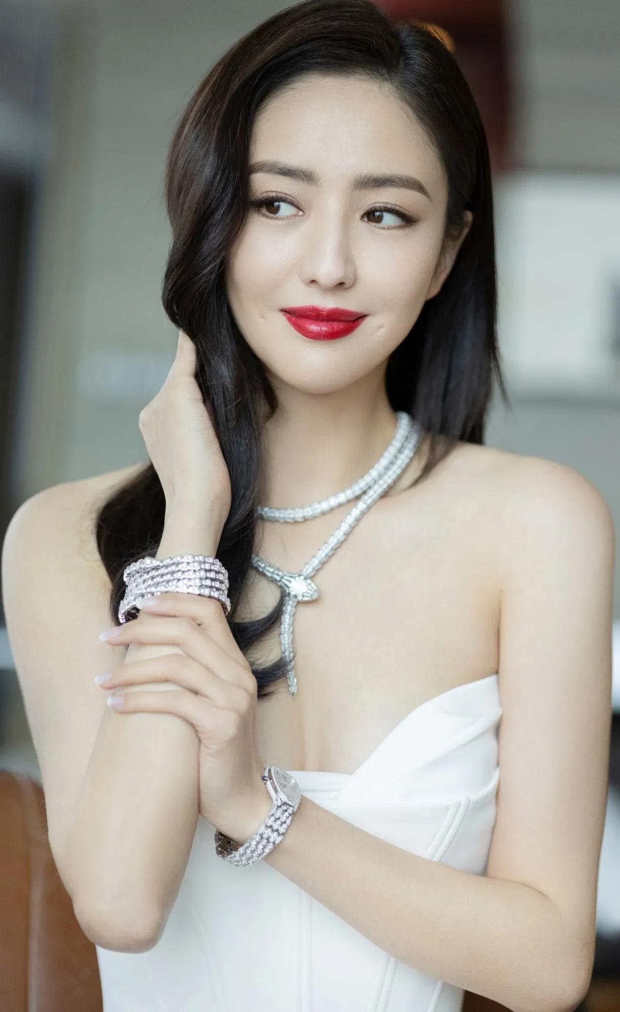 佟丽娅@佟丽娅 的美丽确实令人惊艳，每一次看到她都让我心跳加速。
她的笑容如春风